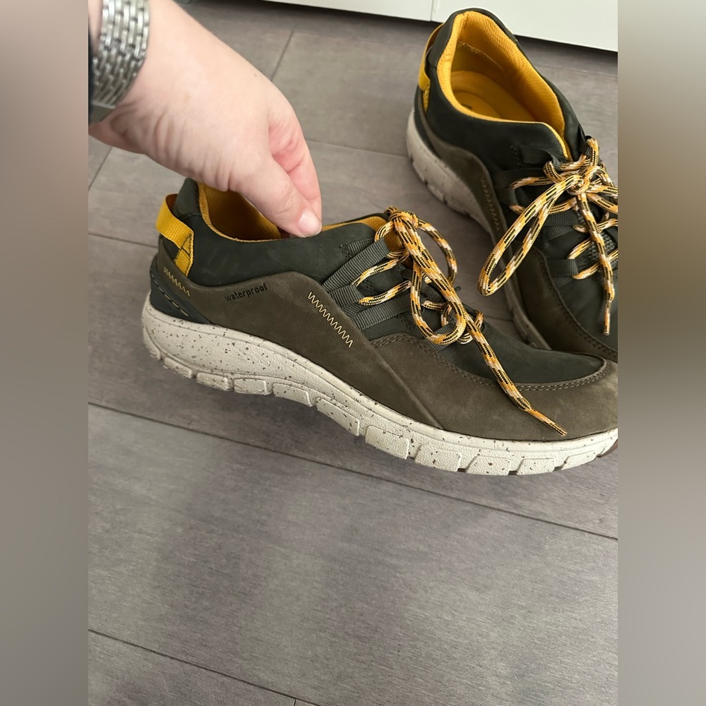 Clarks Wave Walking Shoes 9.5